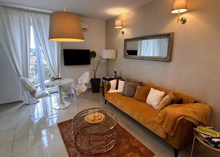Captain Emo Apartment *